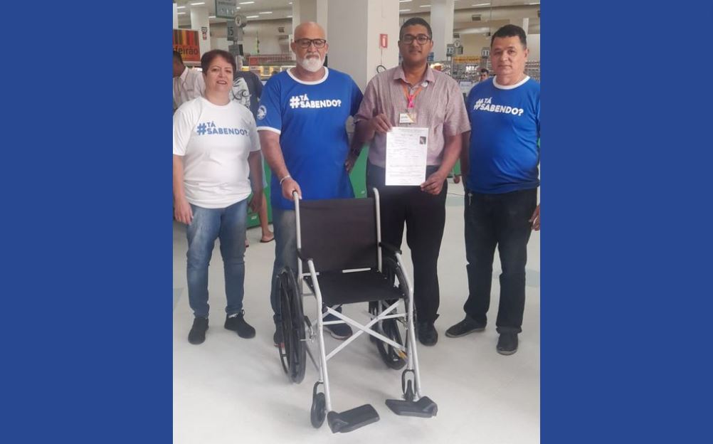 Sincomerciários da Baixada Santista entrega cadeira de rodas para associada