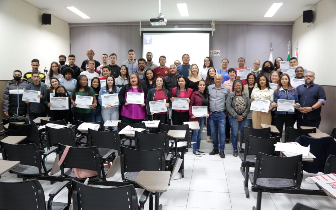 Sincomerciários de Itu forma mais de 60 alunos nos cursos de auxiliar de panificação e operações logística em armazém