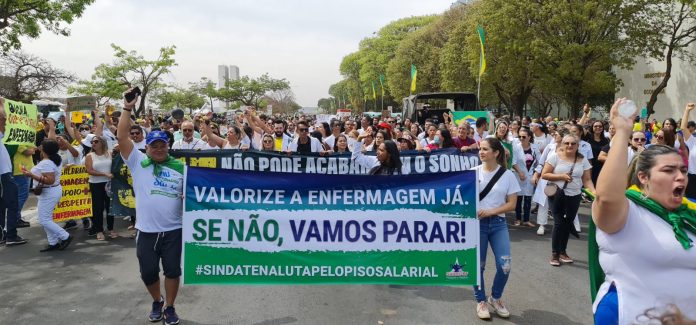 Sindate promove manifestação contra a suspensão do piso salarial da enfermagem