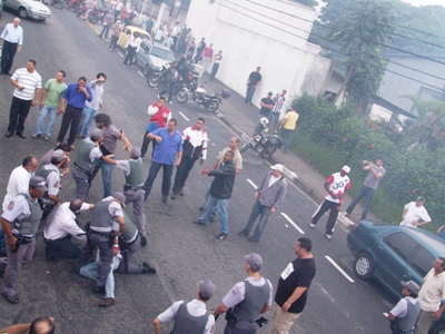 Sindicalistas eletricitários são agredidos por policiais militares em frente da Eletropaulo