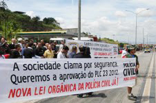 Sindicato dos Policiais de Minas faz manifestação no Palácio do Governo