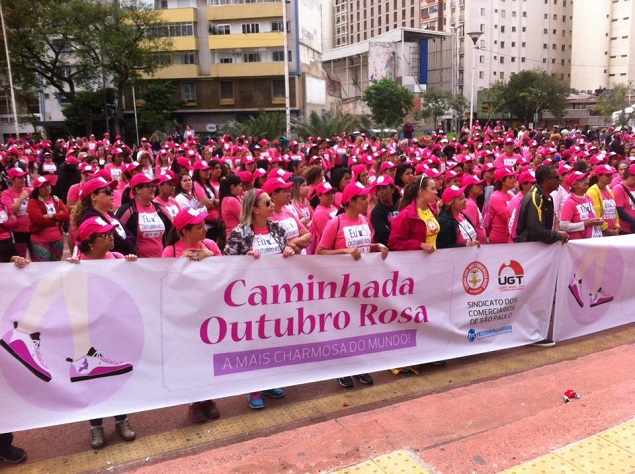 Sindicato dos Comerciários de SP realiza caminhada Outubro Rosa com 2 mil pessoas