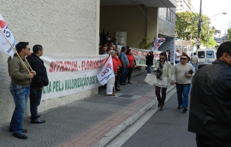 Sitratuh-Flor e UGT fazem manifestação em Florianopolis - SC