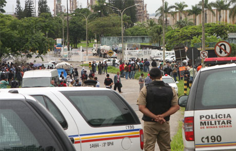 Trabalhadores entram em greve na Regap e fazem protesto em  Betim