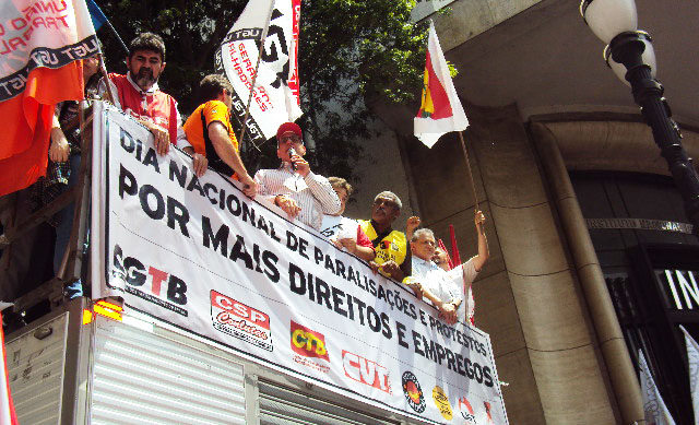 Trabalhadores mostram união em ato na defesa dos direitos e contra as reformas