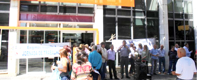 UGT Goiás realiza protesto no Itaú Unibanco contra extensão do horário
