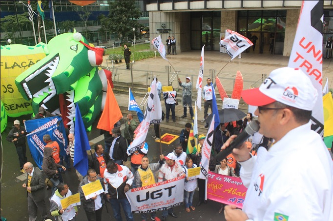 UGT e demais centrais sindicais fazem ato contra juros altos da taxa Selic